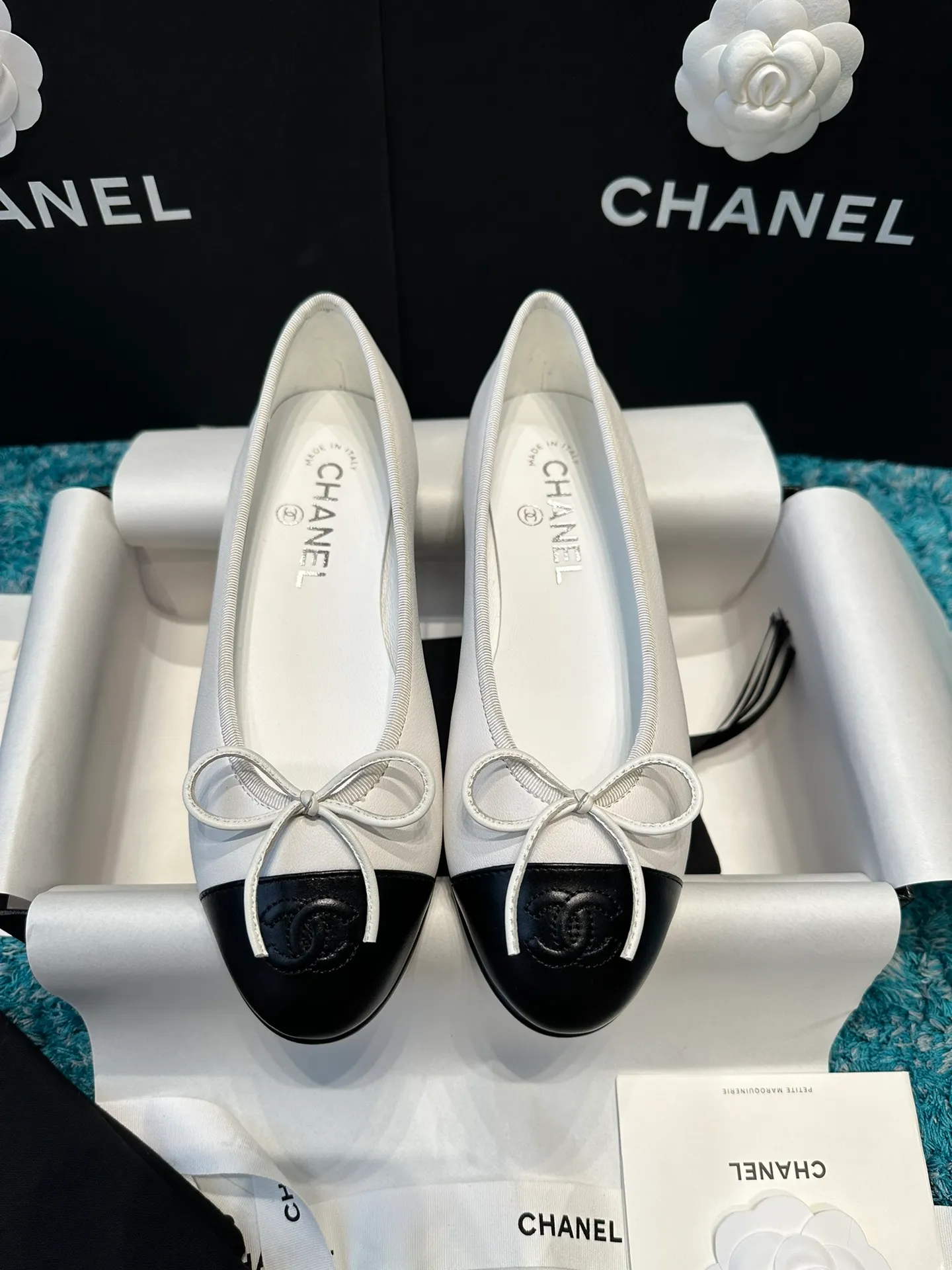 👟👟Ex-factory price 440👟👟 Chanel has been upgrading Chanel shoes ~ 2021ss top version HK overseas purchasing original cut at 1:1 Chanel Chanel Eternal Classic Bow Round Toe Ballet Shoes There are not many good quality, truly no pressure to enter and exit the counter. Regardless of the last type, leather material selection, and manufacturing process, they are all genuine craftsmanship and very sophisticated. ◾️Fabric: Mixed sheepskin imported from Italy ◾️Lining: Imported sheepskin (sweat-absorbent and soft) ◾️Sole: Italian special A-grade genuine leather sole (not ordinary thin sole in the market) ◾️Size: 35-39 [34 40 41 42 43 customization is not returnable]